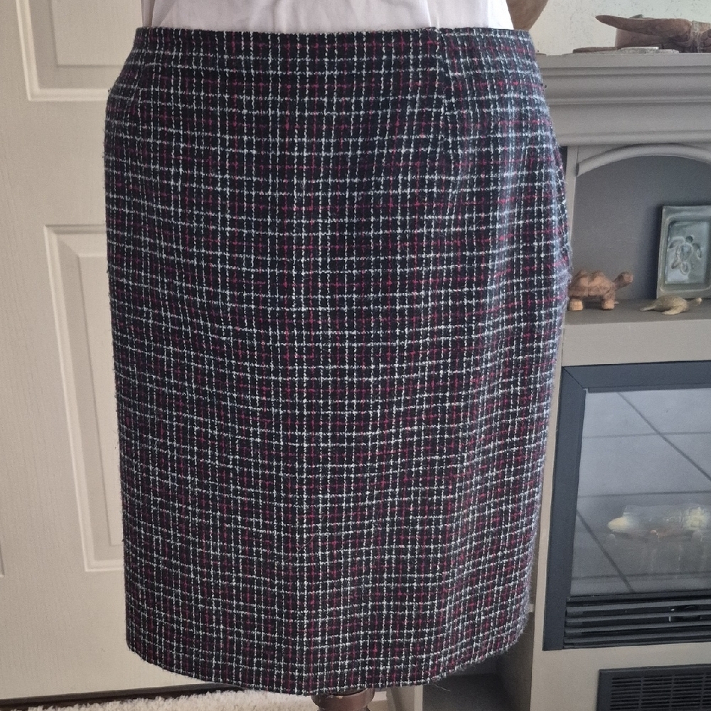 Vntg Women's Plaid Midi Skirt - Black and Red